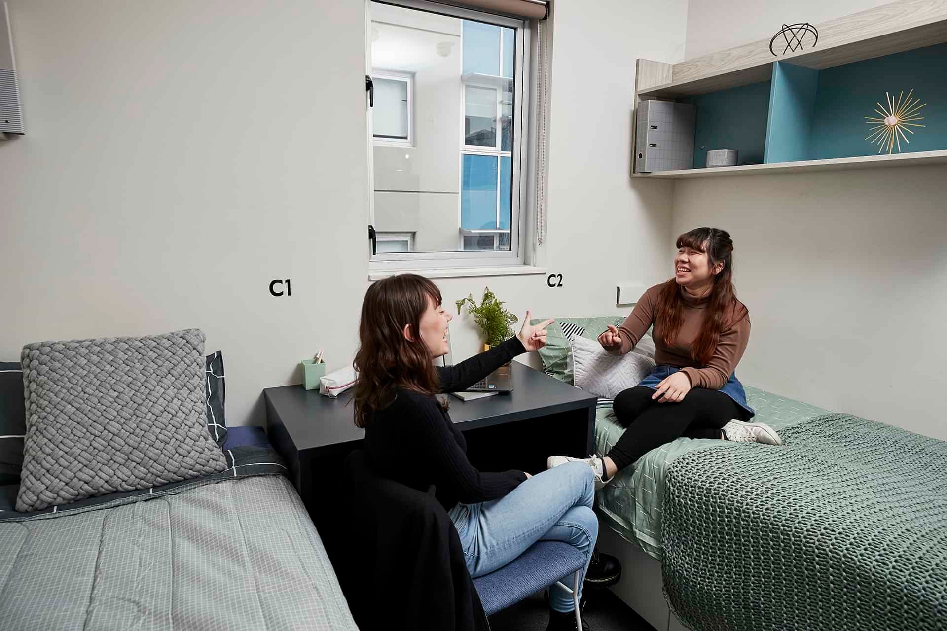 Twin, Single Bed, 5 Bed Apartment - Image 2