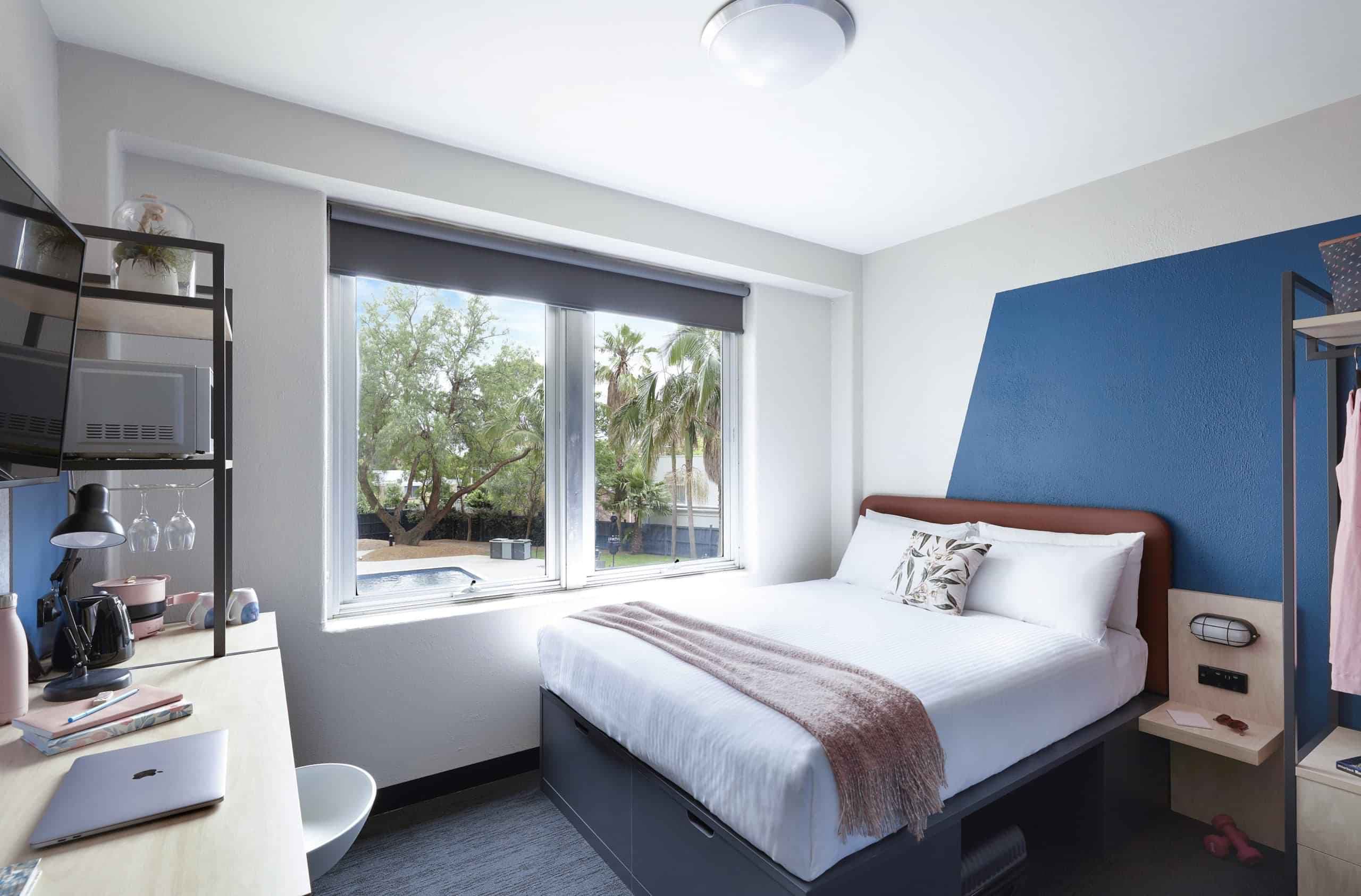 Studio Deluxe - Image 1