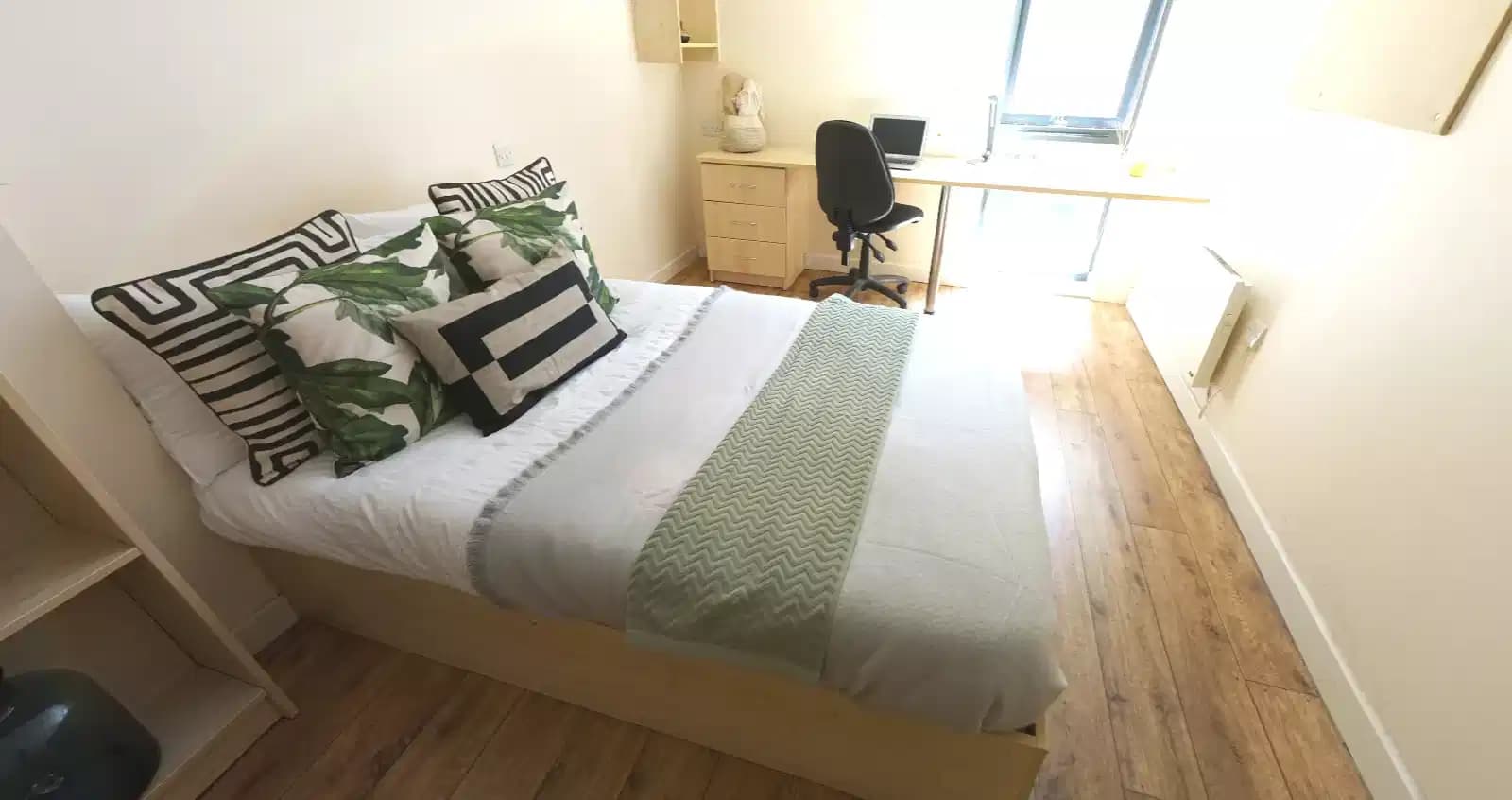 Deluxe 4 & 5 Bed En-suite - Image 4