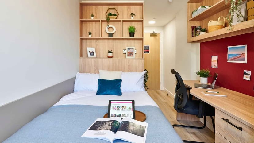 Gold En-suite - Image 1