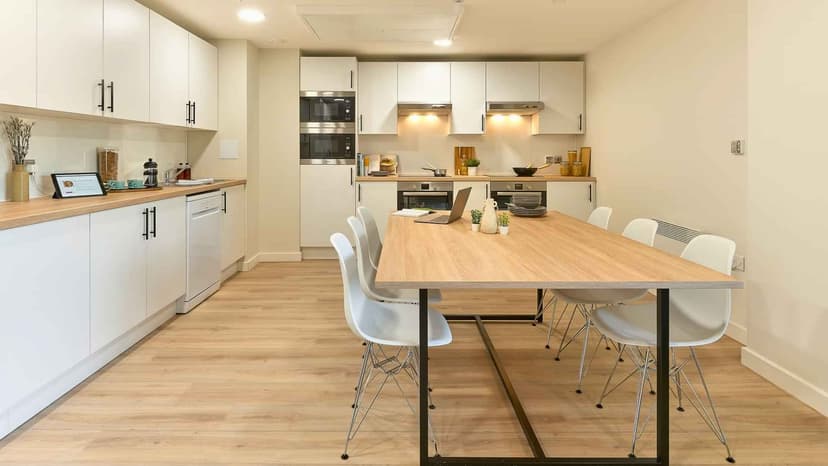 Gold En-suite - Image 6