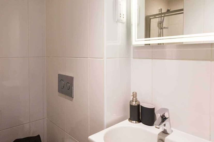 Silver Twin Ensuite Mid Level - Image 1
