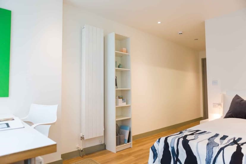 Silver Twin Ensuite Mid Level - Image 5