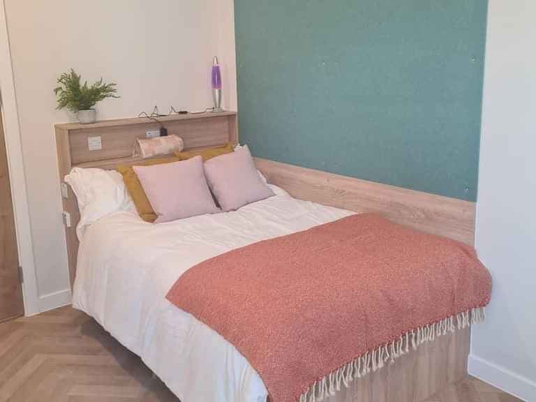 Deluxe Ensuite - Image 1