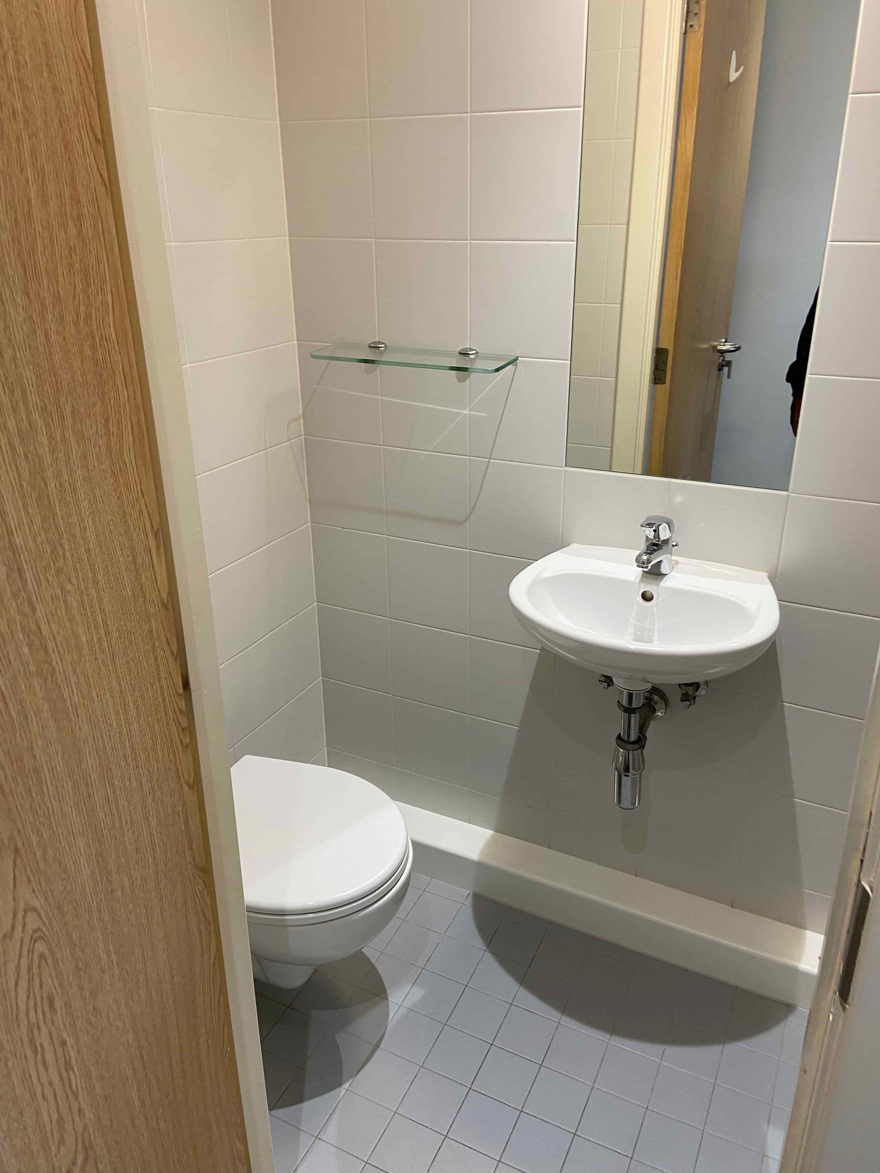 Classic En-suite - Image 4