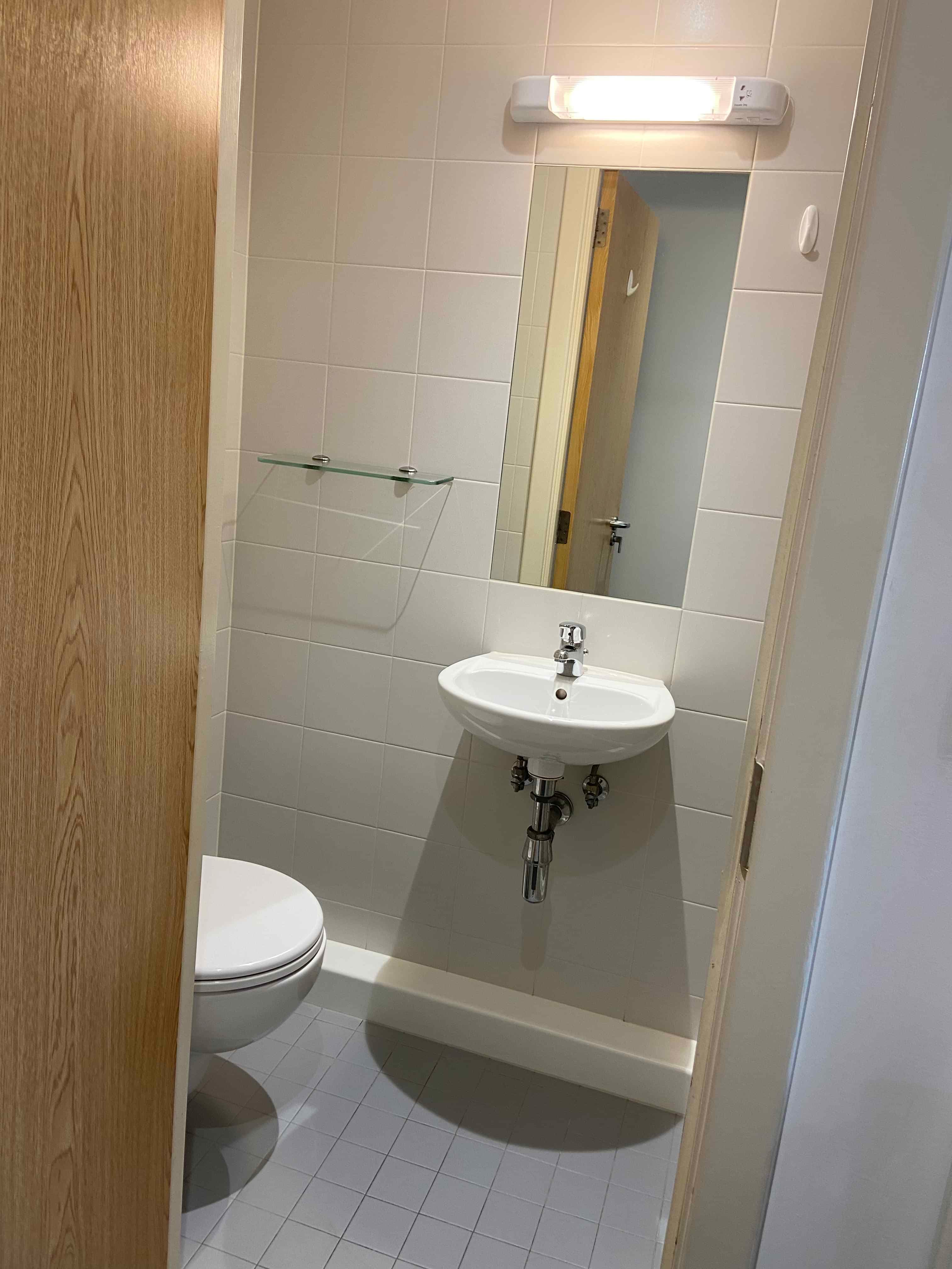 Classic En-suite - Image 10