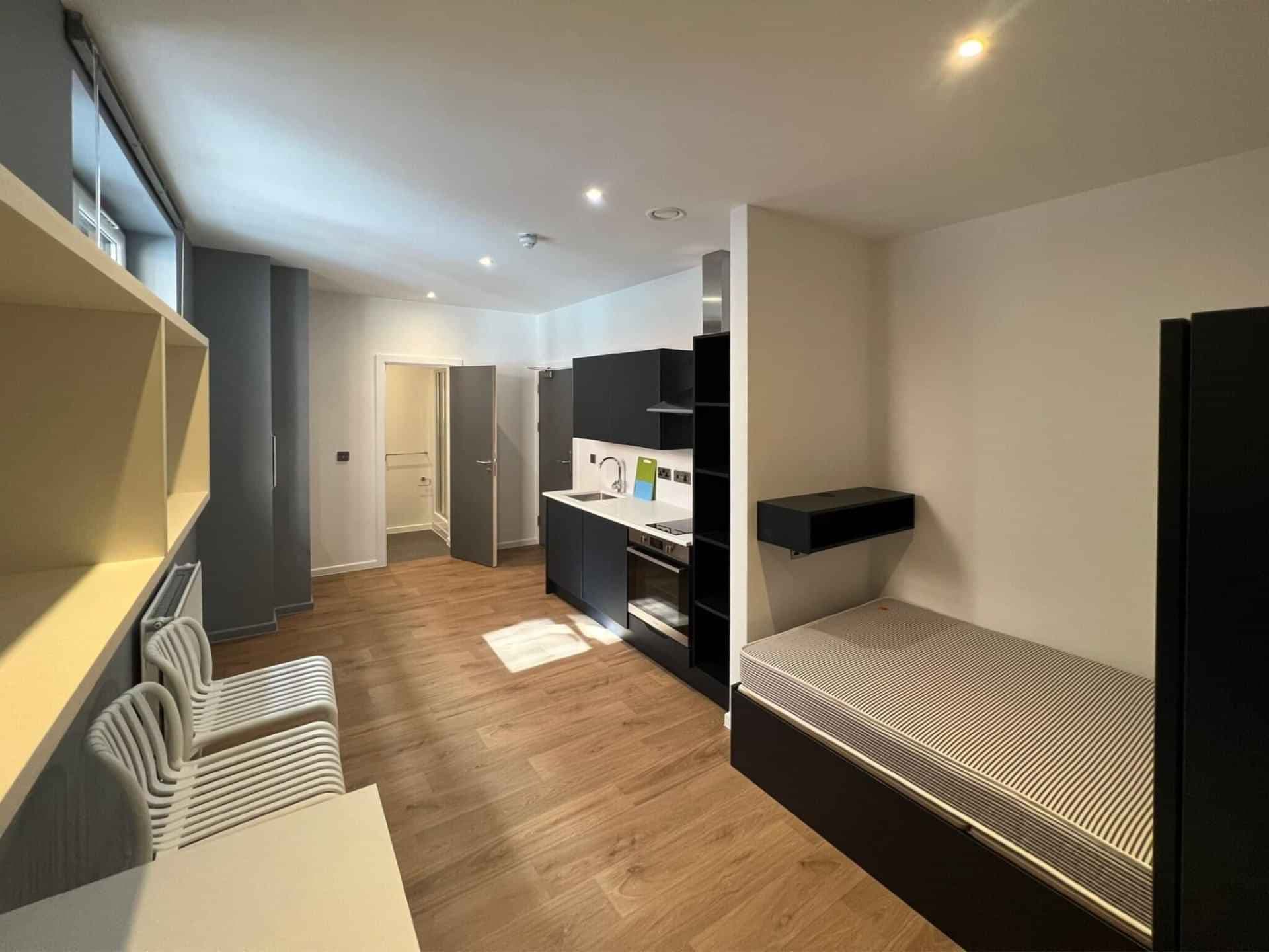 Deluxe Studio - Image 2