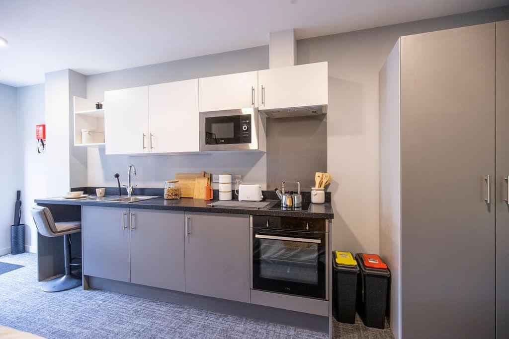 Deluxe Studio - Image 5