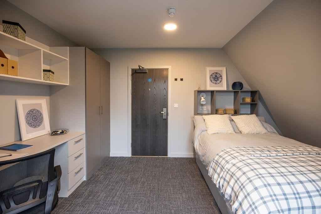 Deluxe 2 Bedroom Apartment - Image 4