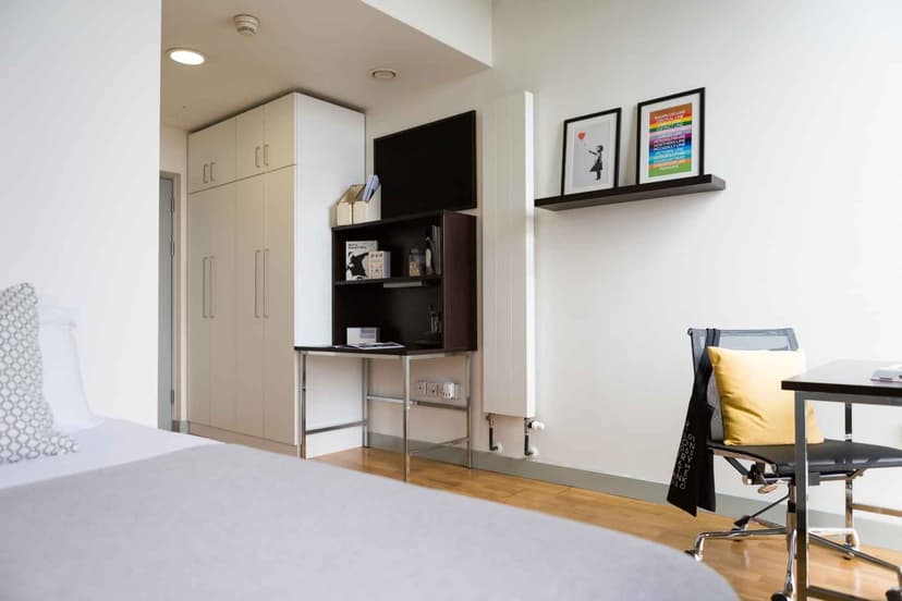 Silver Studio-Plus Upper Level Premium City View - Image 2