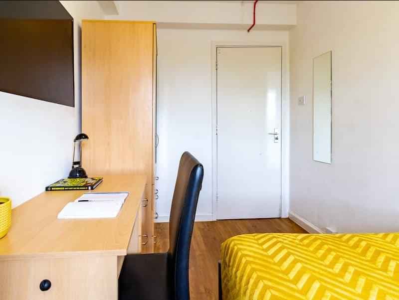 Silver Non Ensuite Room - Image 2