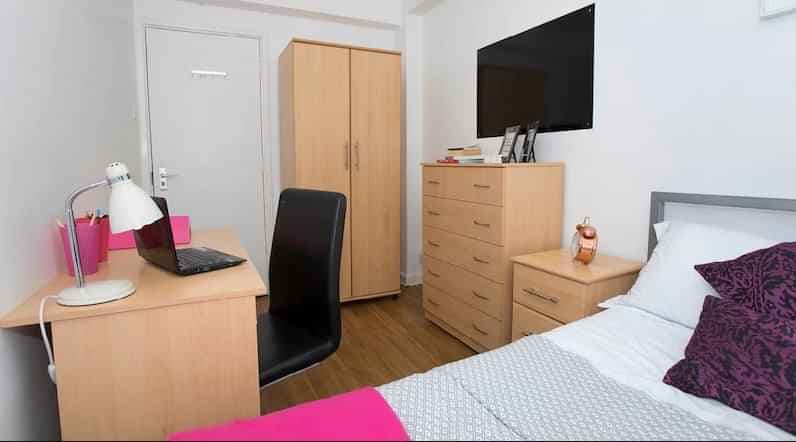 Silver Non Ensuite Plus Room - Image 5