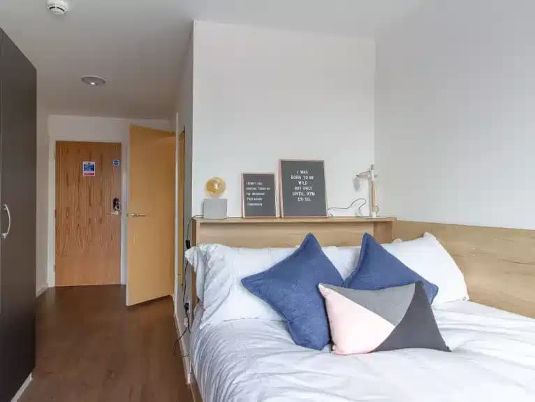 Deluxe Platinum En Suite - Image 1