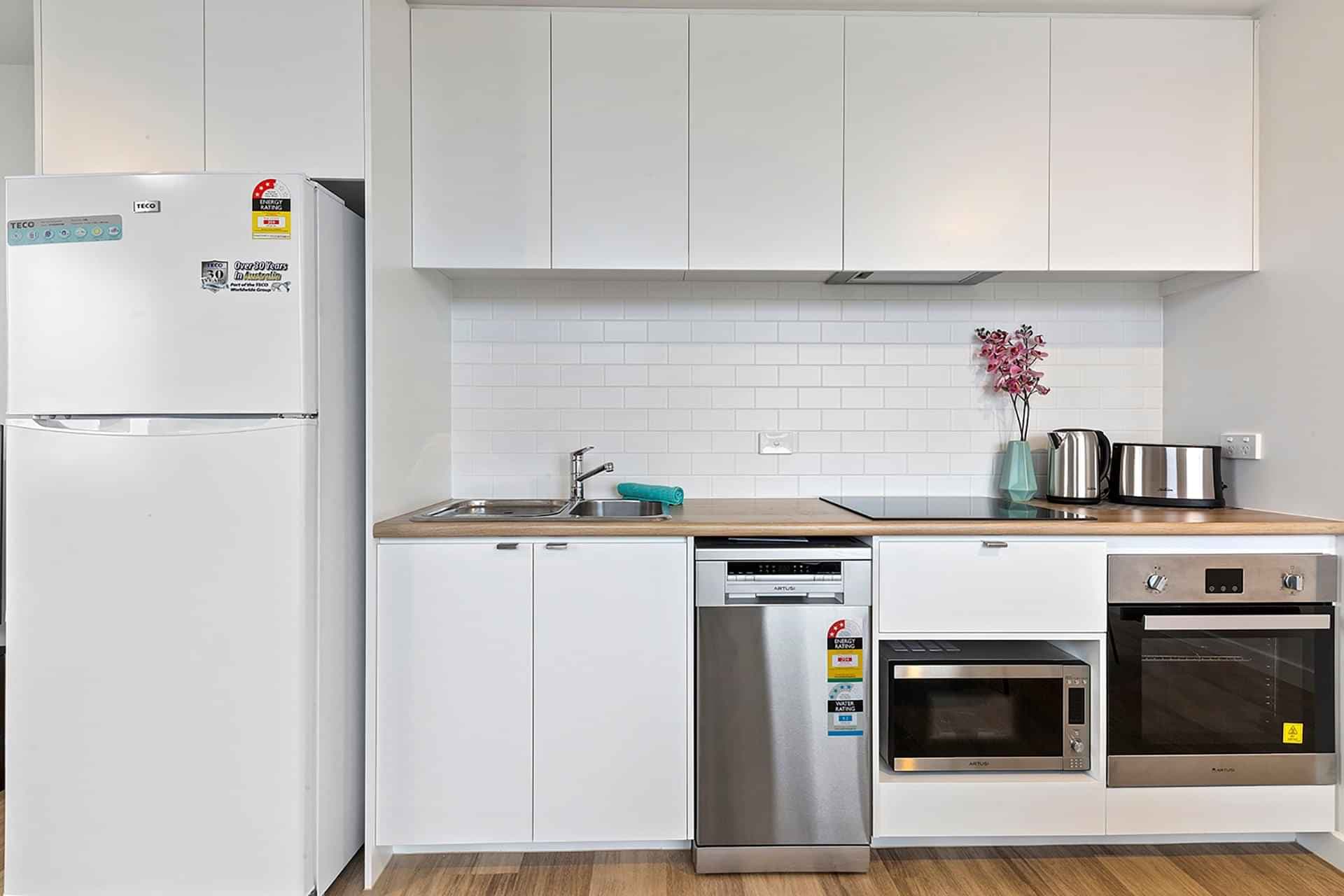 6 Bedroom Ensuite, Queen Bed - Image 2