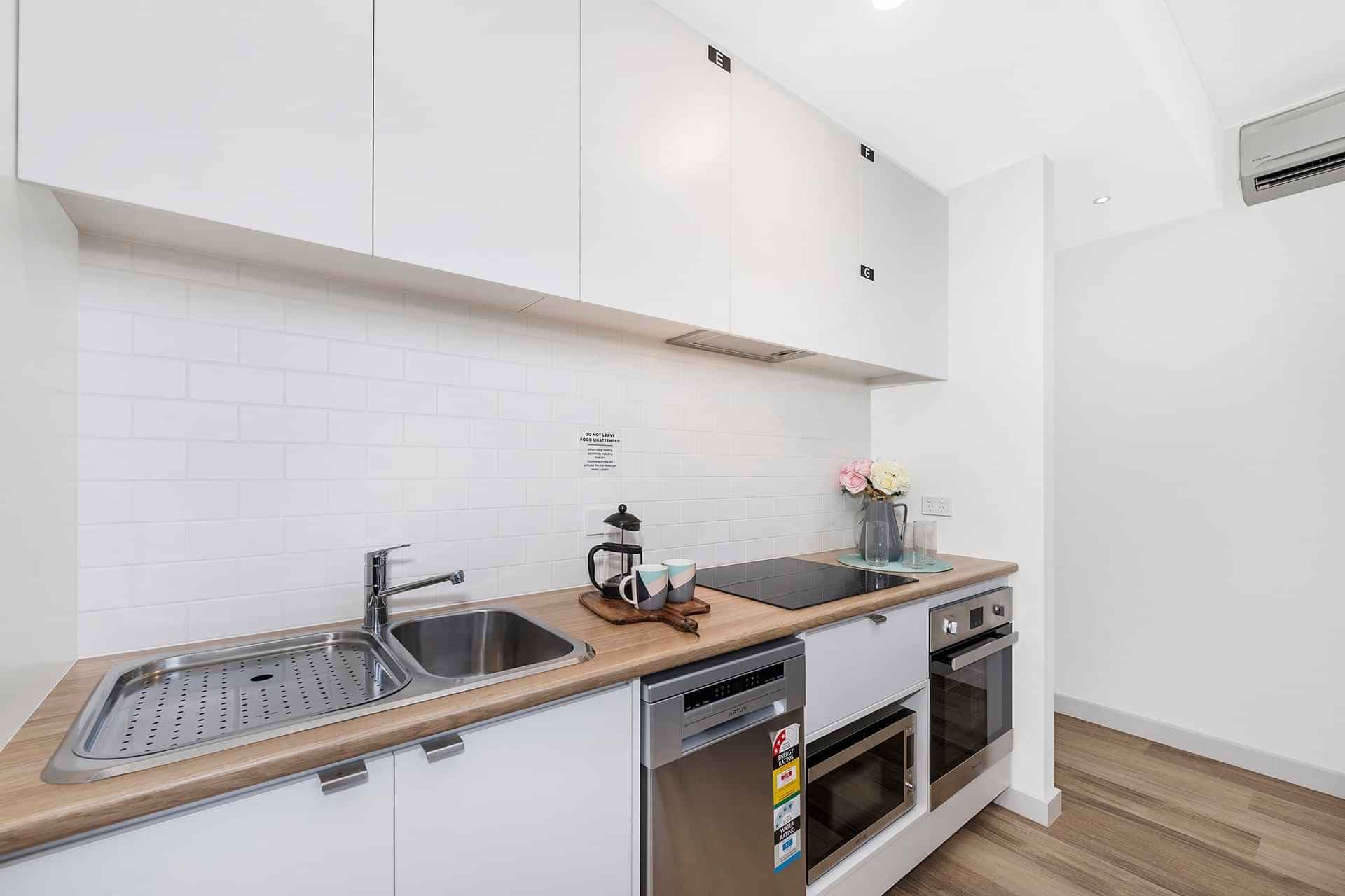 6 Bedroom Ensuite, Queen Bed - Image 3