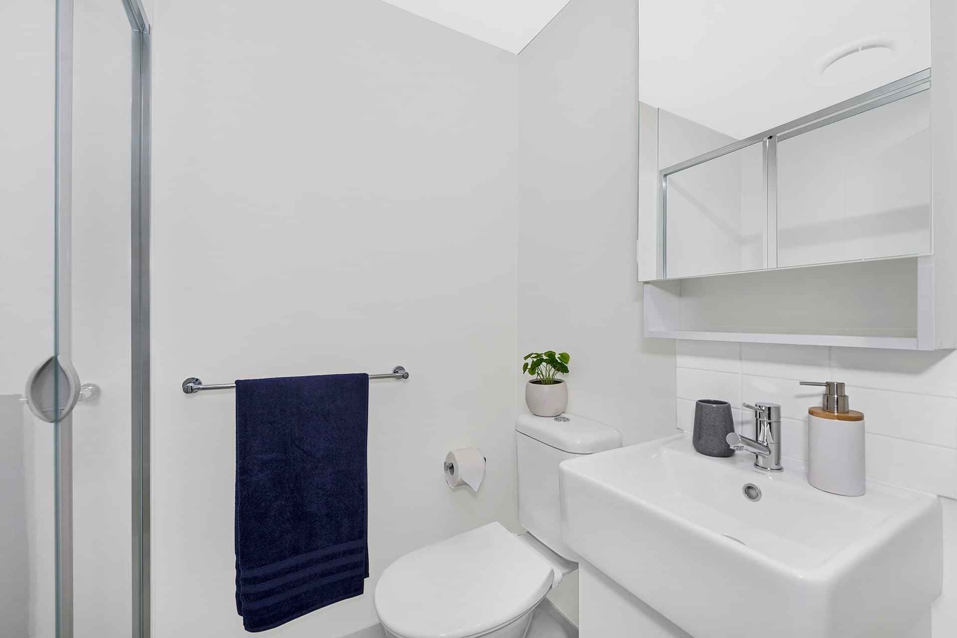 6 Bedroom Ensuite, Queen Bed - Image 5