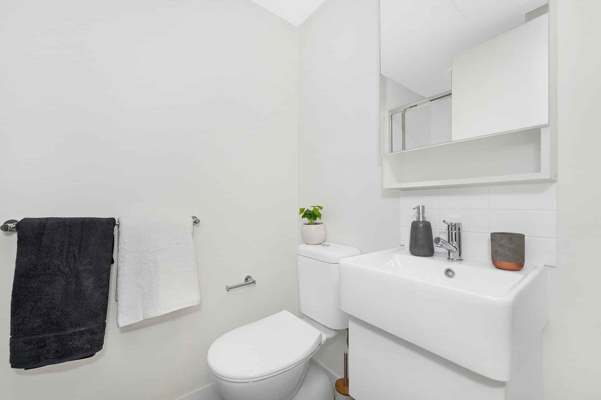 Studio, Queen Bed - Image 2