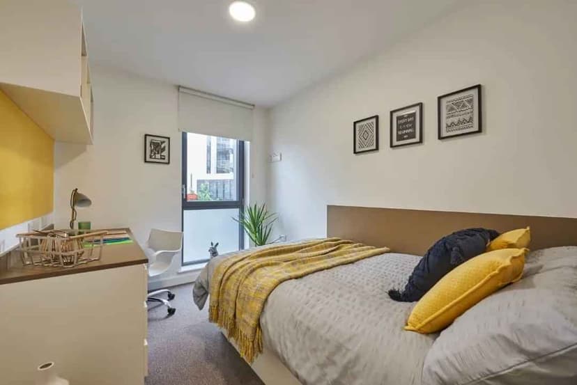 Single Bedroom Ensuite - Image 1