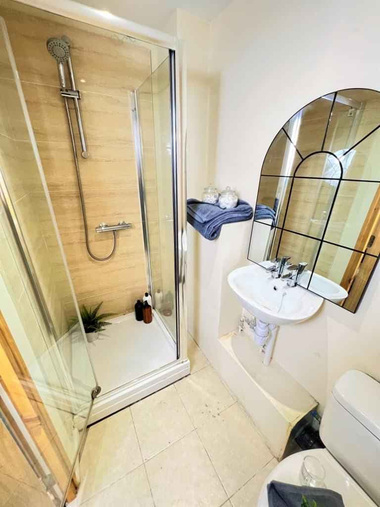 Deluxe En-Suite - Image 5