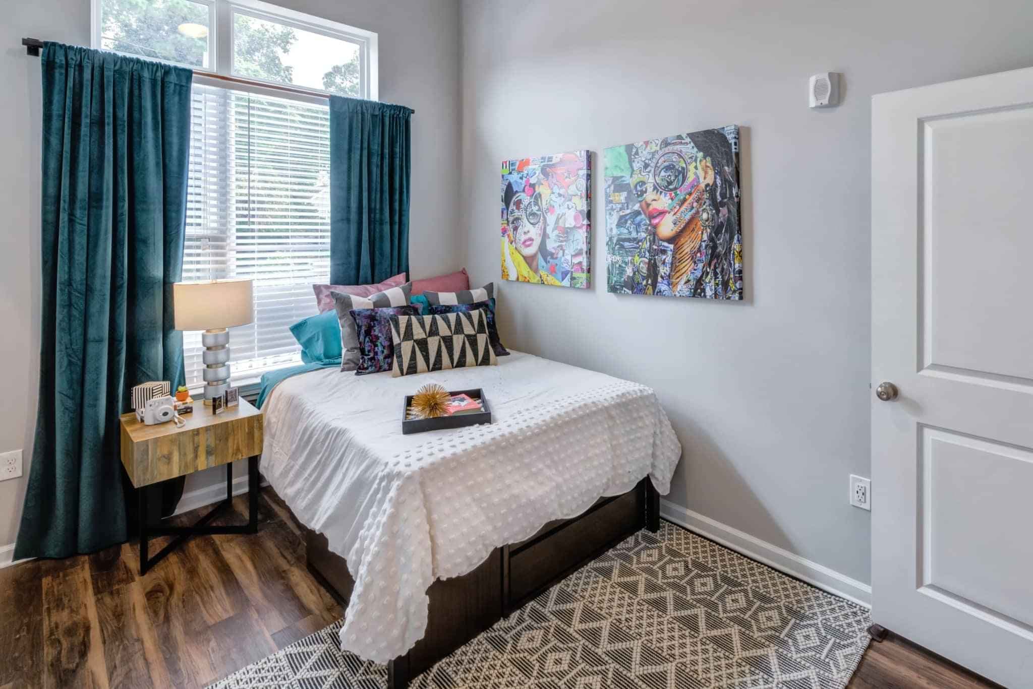 Private Room - Luxx (4 Bed - 4 Bath) - Image 1