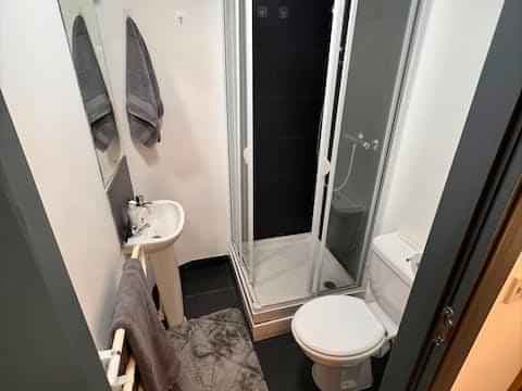 Classic En-suite Third Floor - Image 9