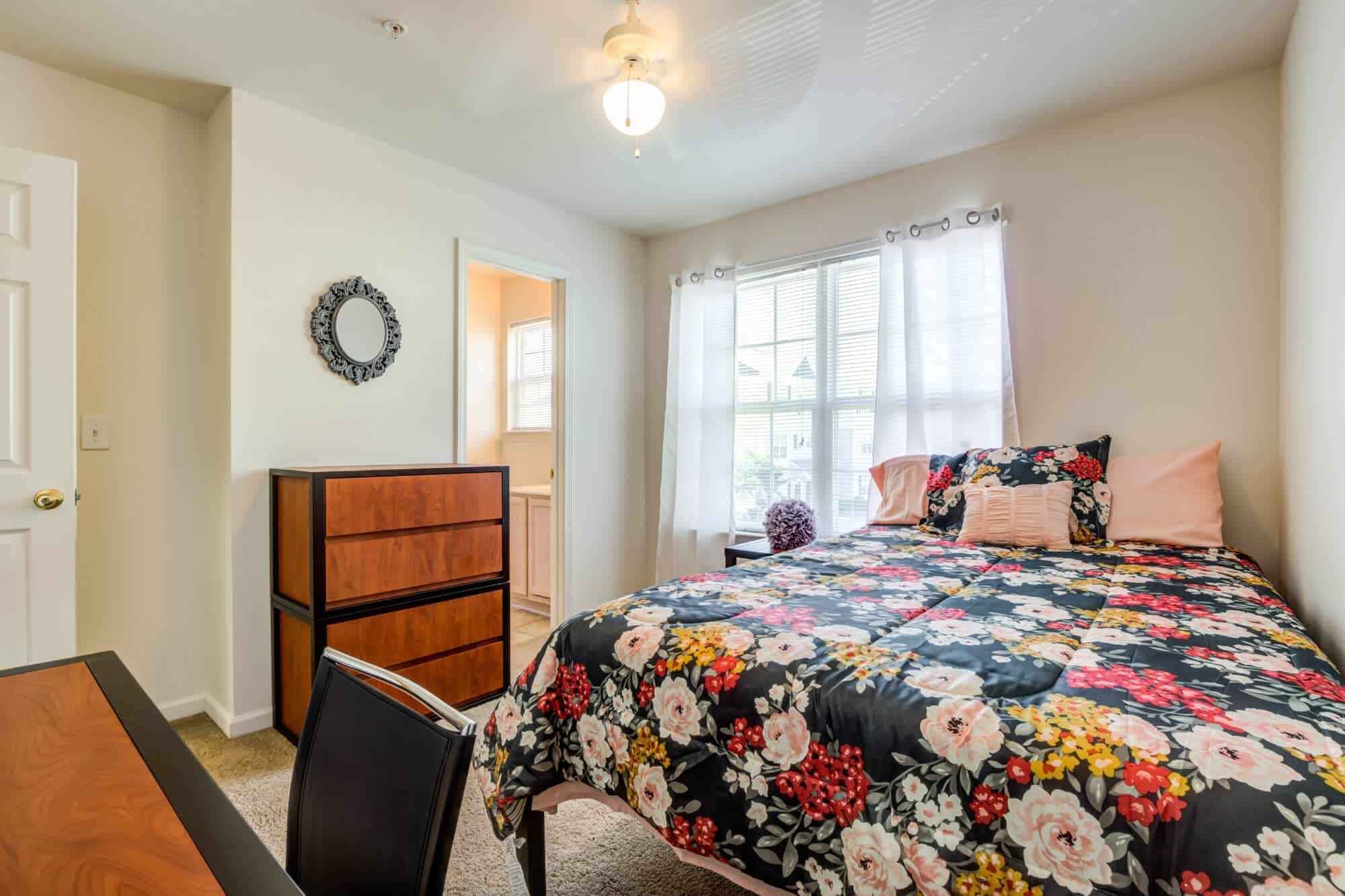 Private Room (4 Bed - 4 Bath) - Image 3