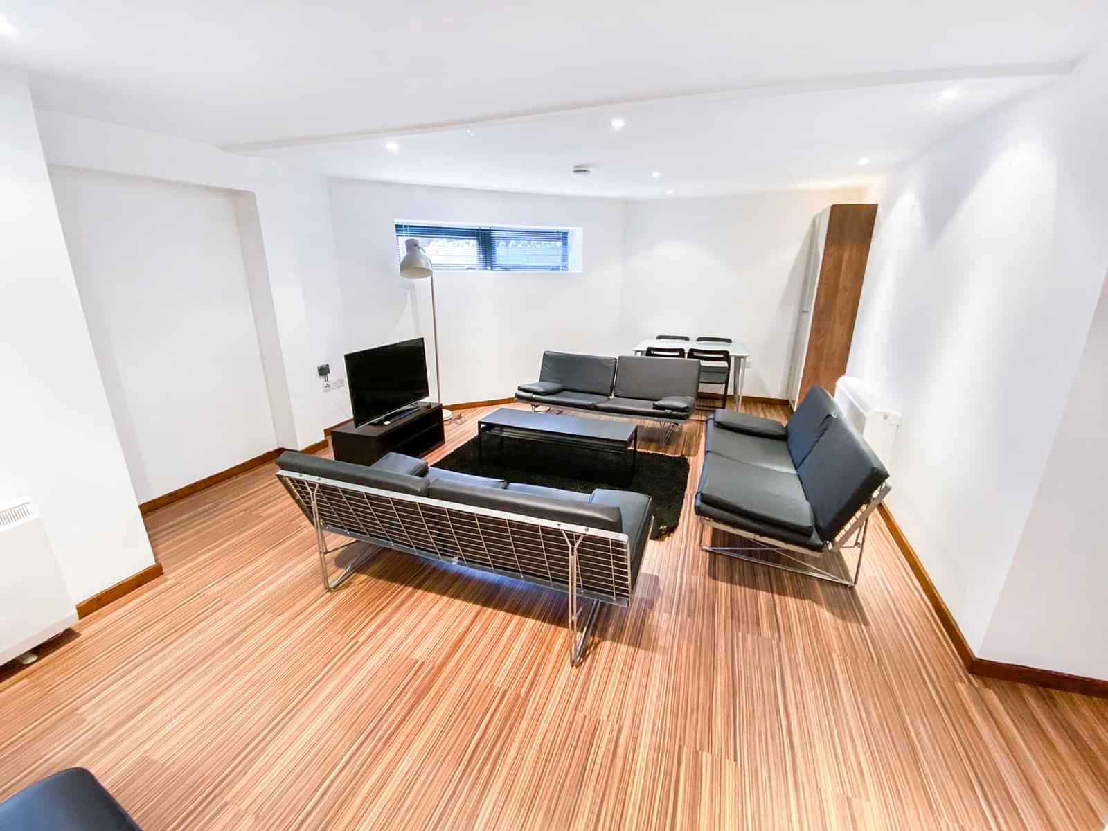 6 Bed Duplex (Ground Floor) - Image 4