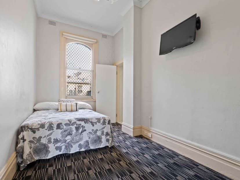 Room 10 (Ensuite) - Image 4