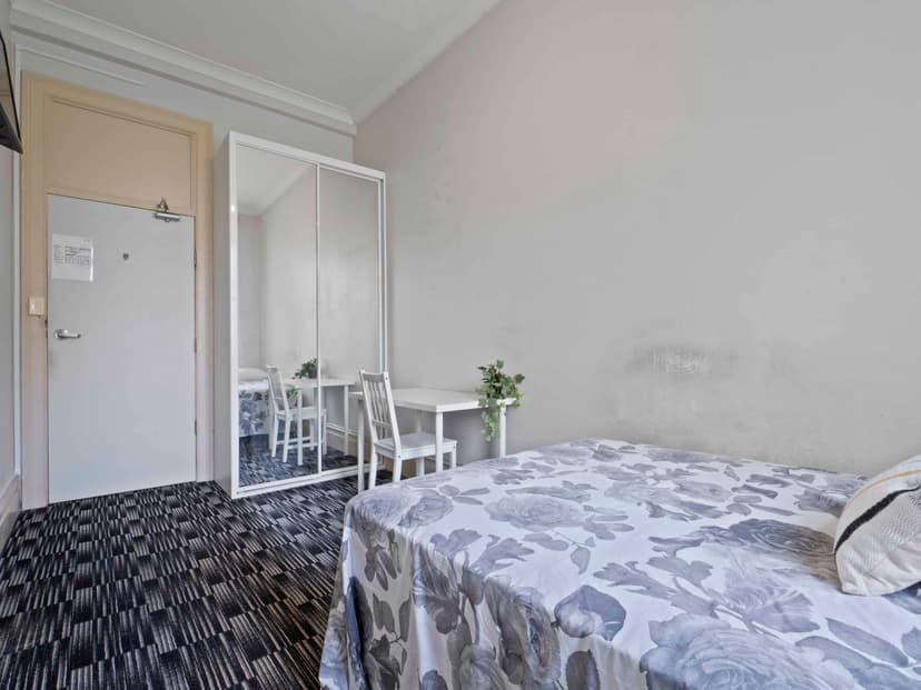 Room 10 (Ensuite) - Image 2