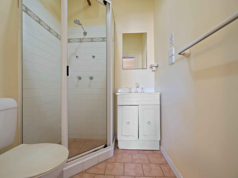 Room 14 (Ensuite) - Image 5