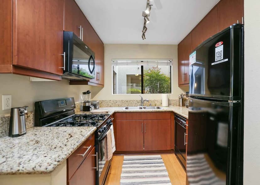Private Room (3 Bed - 2 Bath) - Image 3