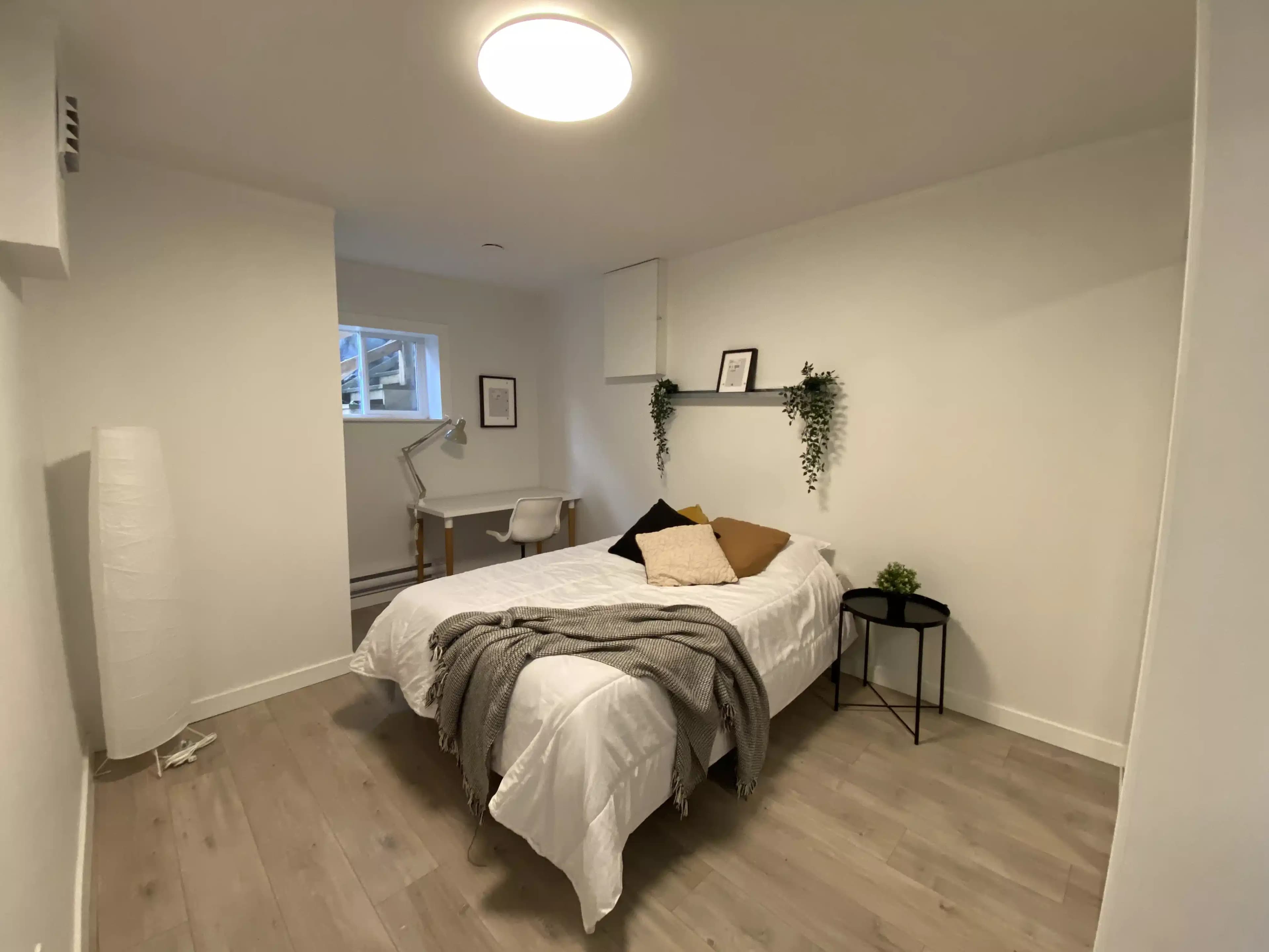 Arce Room ( 1 Bed 1 Bath ) - Image 1