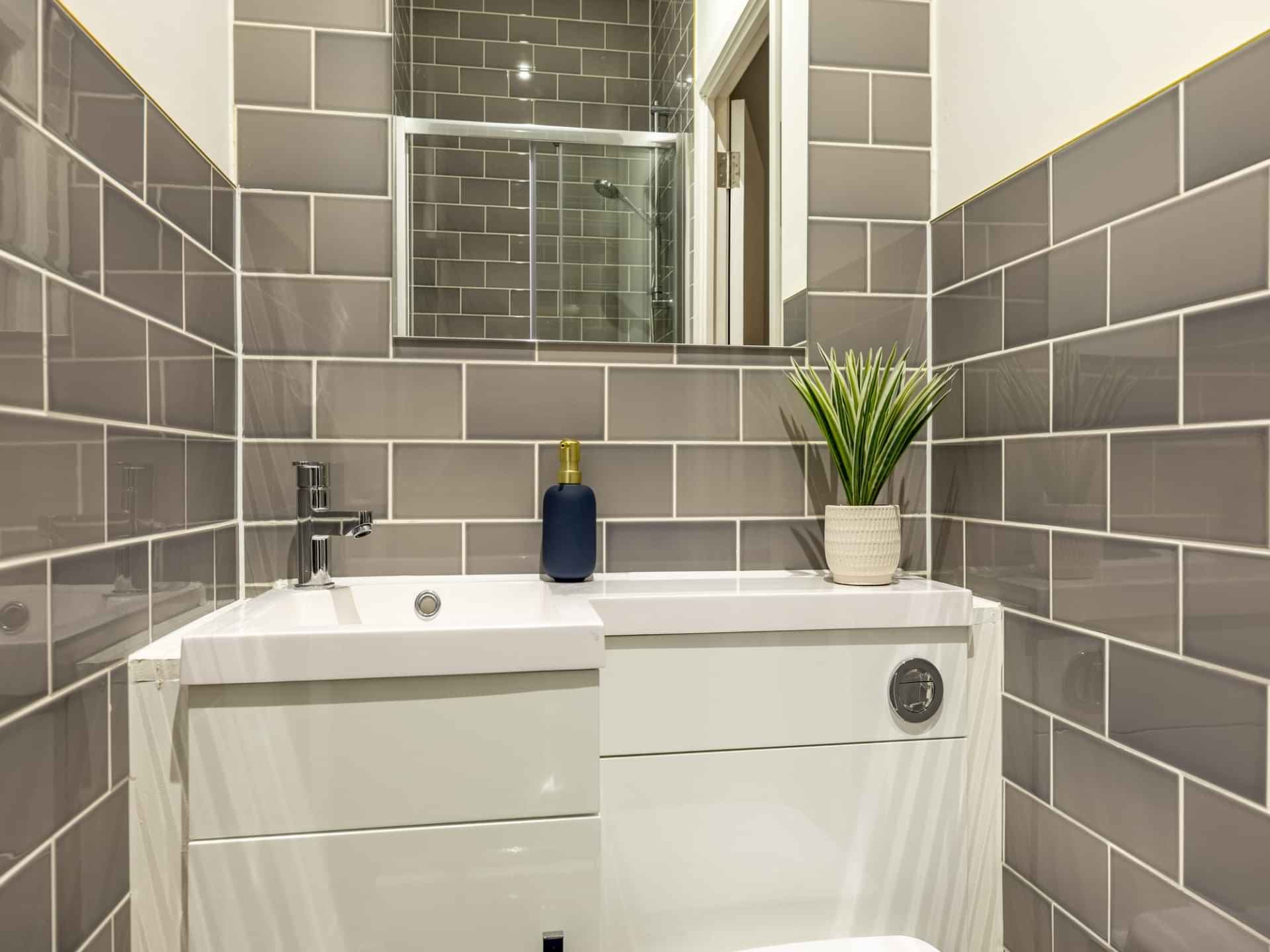 Gold Ensuite - Image 2