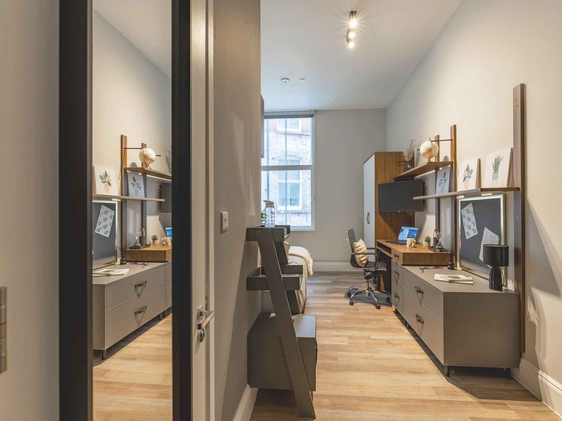 Gold Ensuite - Image 3