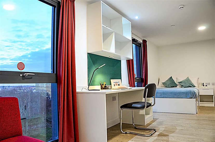 Studio Silver Plus - City View