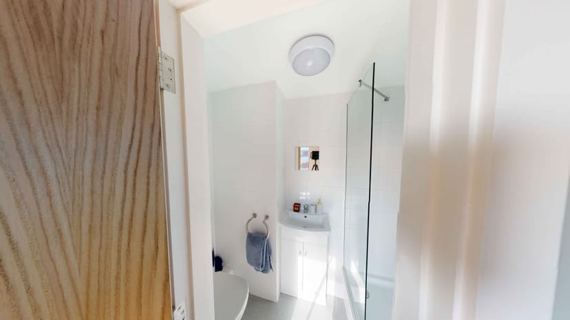 Deluxe Ensuite - Image 4