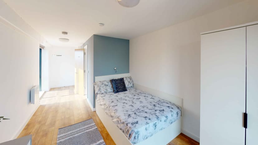 Deluxe Ensuite - Image 1