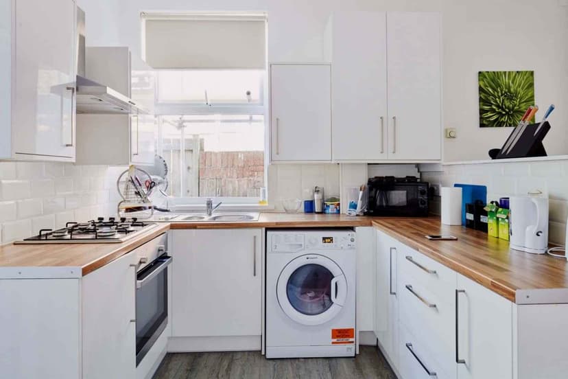 2 Bedroom Flat - Image 3