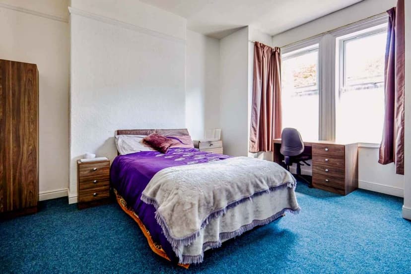 2 Bedroom Flat - Image 4