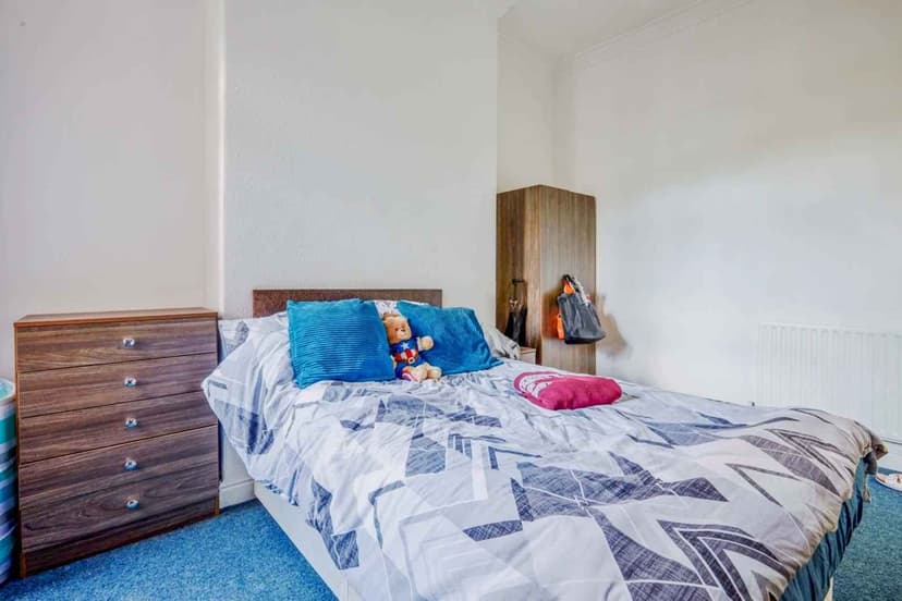 2 Bedroom Flat - Image 1