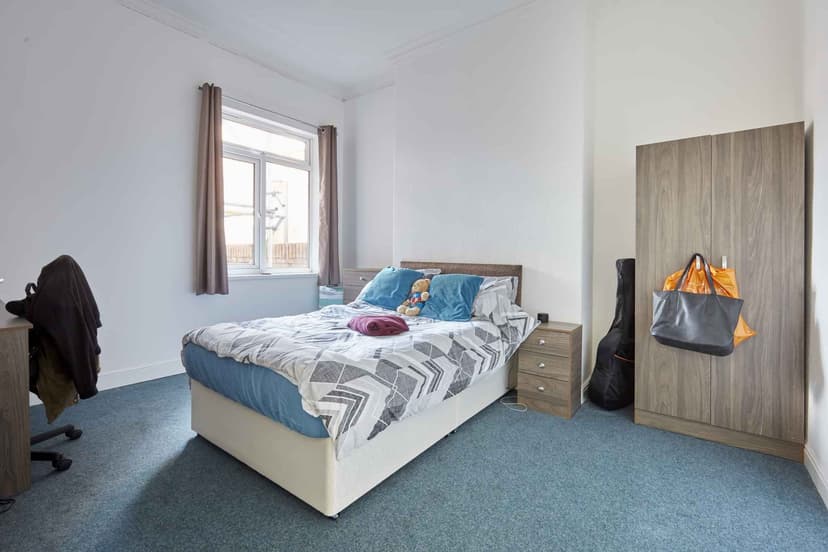 1 Bedroom Flat - Image 1