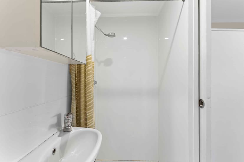 Room 1 (Twin Ensuite) - Image 3