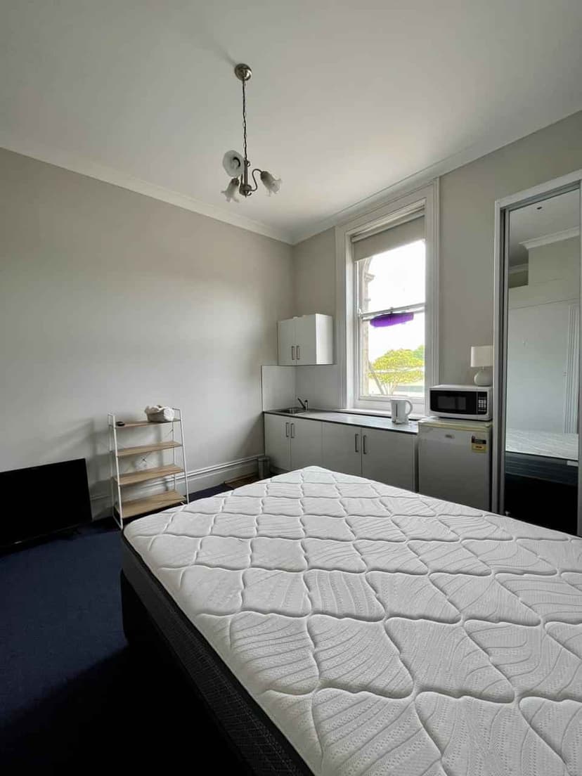 Room 4 - Image 7