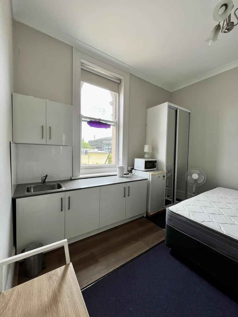 Room 4 - Image 6