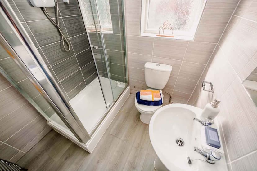 3 Bedroom Flat - Image 5