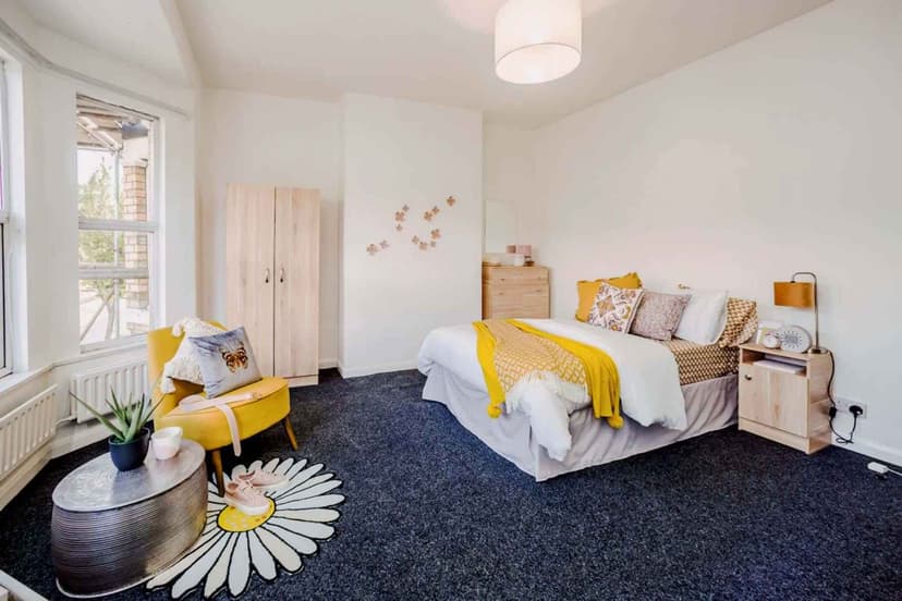 3 Bedroom Flat - Image 2