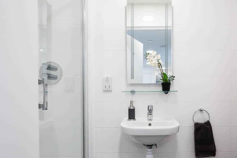 Bronze Ensuite Upper Level - Image 4