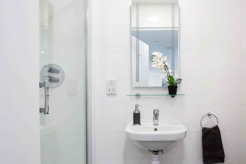 Bronze Ensuite Penthouse - Image 5