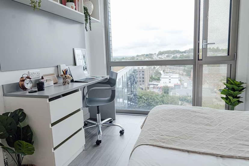 Bronze Ensuite Penthouse - Image 3
