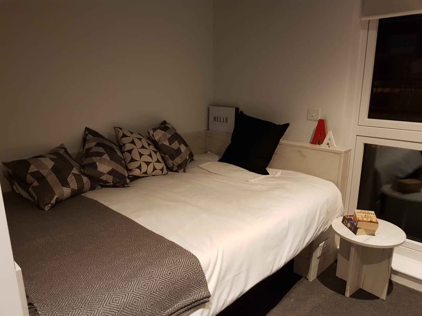 Large Studio Apartment - Image 1